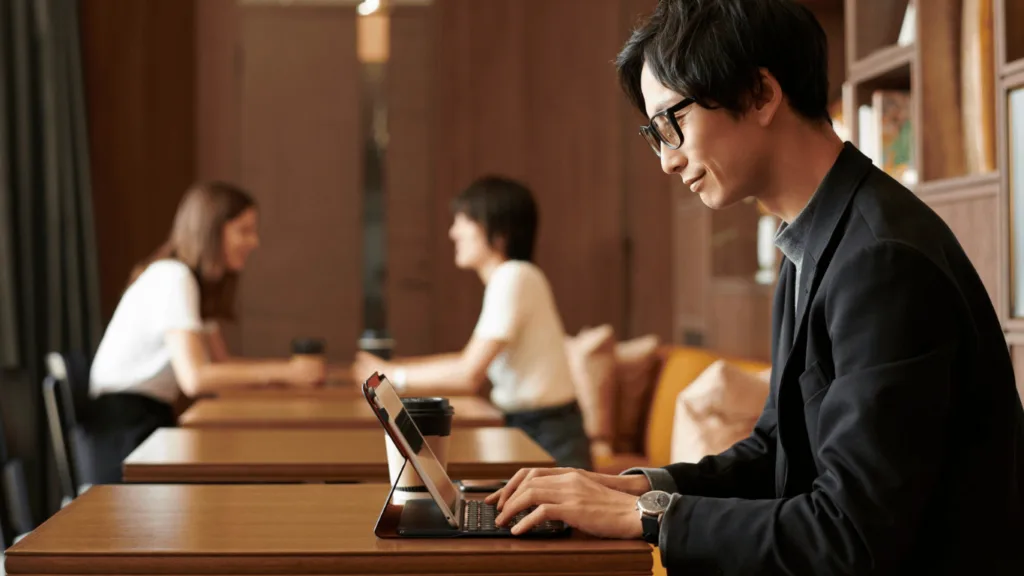 Digital nomad workin remotely from a cafe