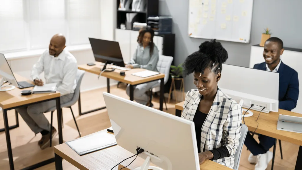 SaaS support team working on various and multiple channels as part of their customer support strategy